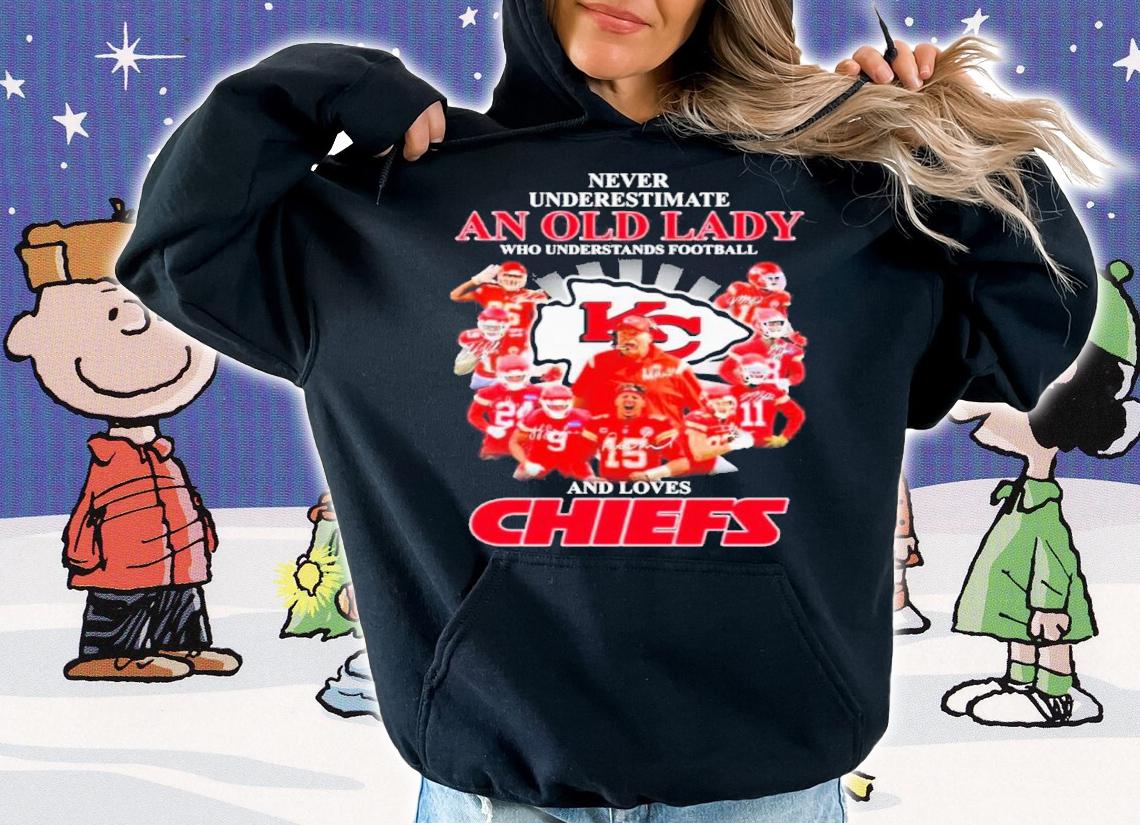 Kansas City Chiefs Never Underestimate An Old Lady Who Understands Football Signatures Shirt t-shirt hoodie